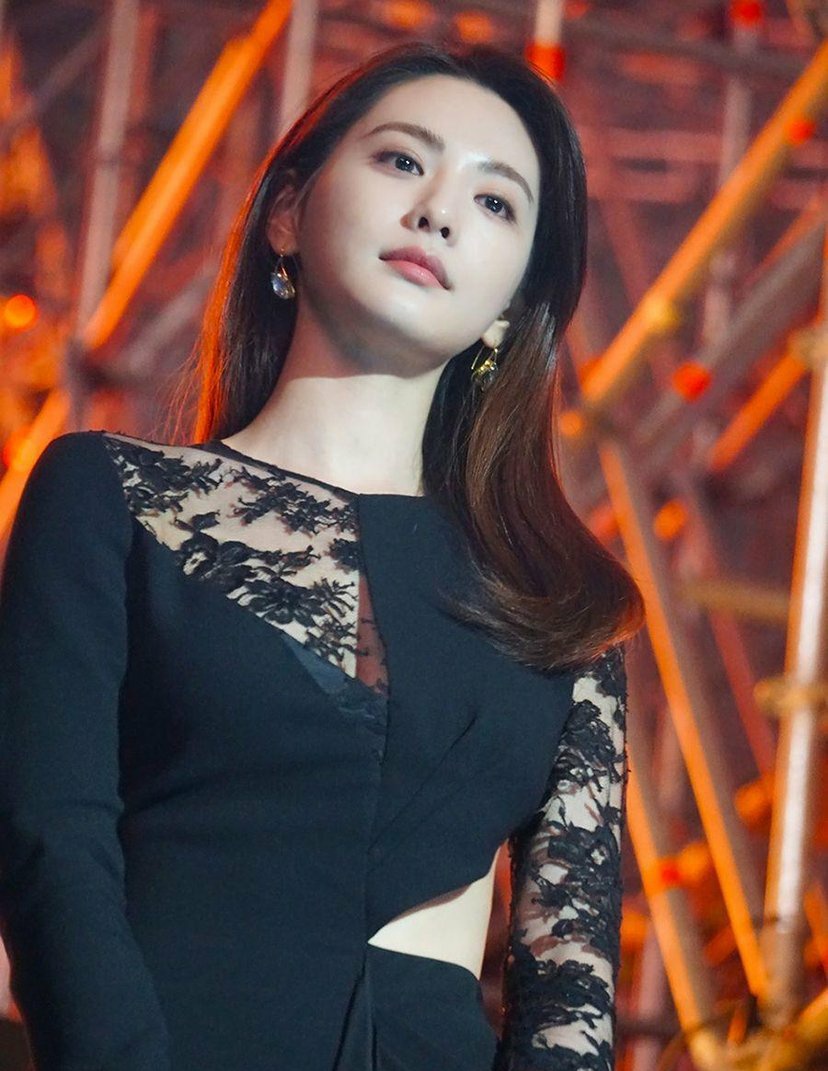 连续三年被评为亚洲第一美女,曾被评为韩国演艺圈第一美女