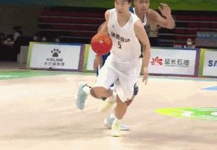 曾凡博首个赛季会打出啥样的表现,曾凡博三分不进