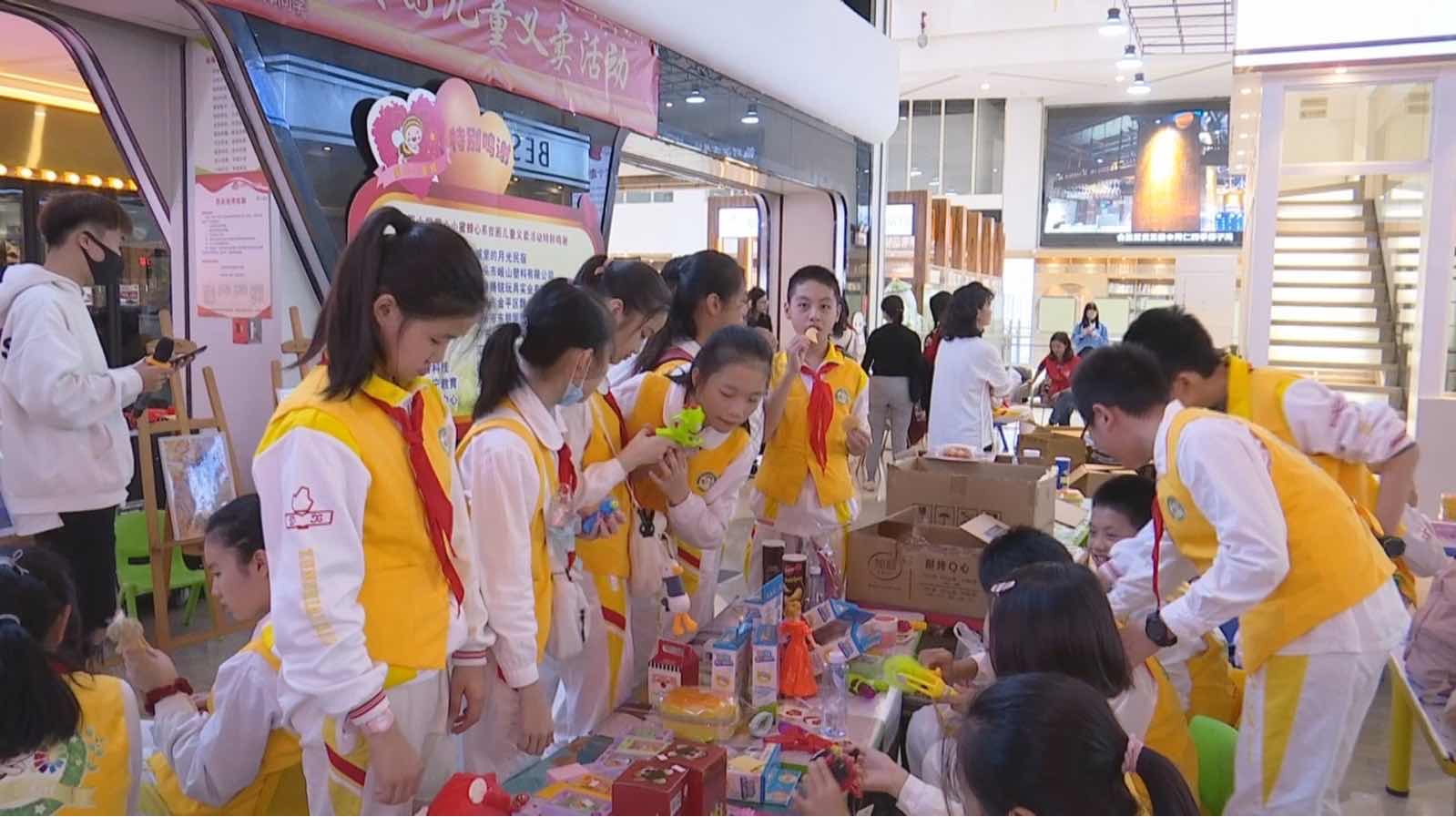 东厦小学“爱心小蜜蜂”传播“爱心花粉”，浇灌文明之花！