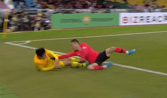 太脏了!韩国球员恶意推倒中国球员,报复心太强了