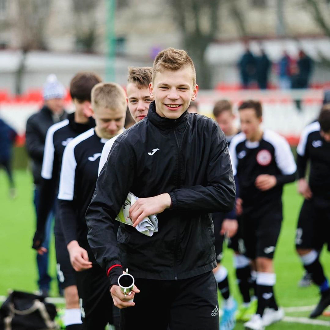 比赛时被闪电击中的足球运动员,被闪电击中死亡的足球运动员