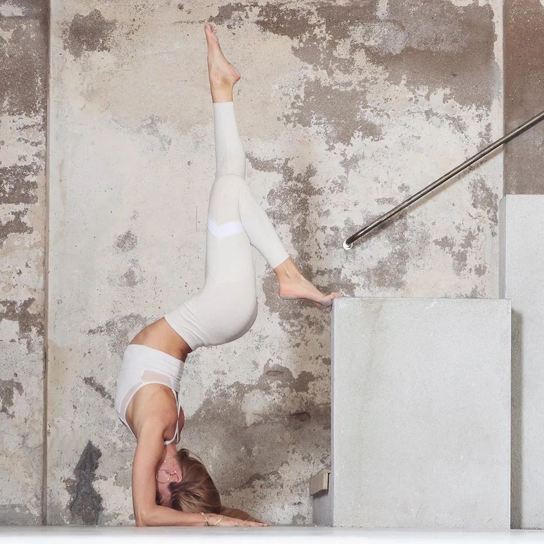 睡前五个瑜伽动作练出绵软好身材,越练越年轻的瑜伽方法