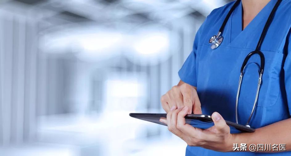 25岁男子胸部发育,25岁小伙胸部溢乳多年