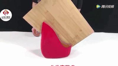 衣服皱皱的没有熨斗怎么让它平整,有折痕的衣服怎样弄平整