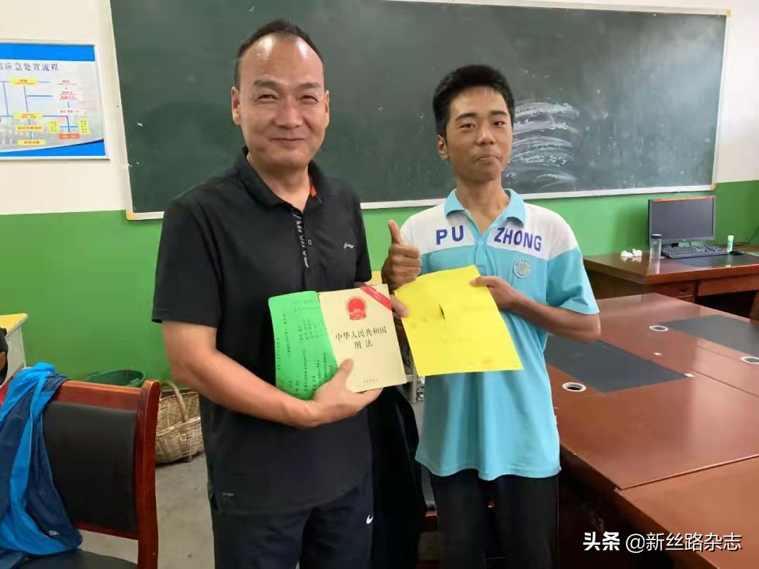 特别的“教师节”礼物——蒲城中学学子自制贺卡谢师恩