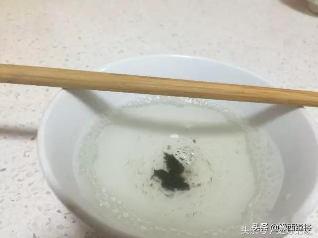 厨房油烟机大清洗，家里婆婆这样弄，几分钟油烟机锃光发亮