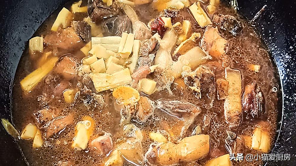 腊鸡怎么炖好吃视频,茶树菇焖腊鸡咸香适口非常下饭