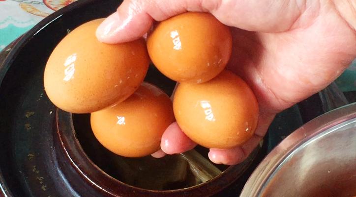 腌的鸡蛋破了水浑了怎么办,腌的鸡蛋炸了是怎么回事