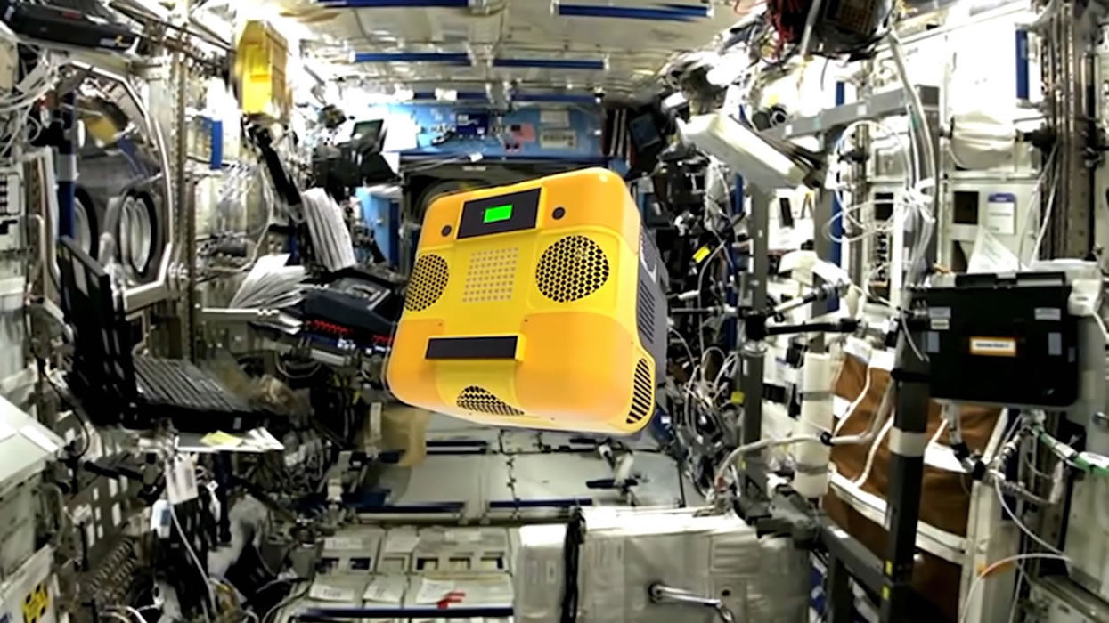 帮助宇航员回到宇宙飞船,帮助宇航员登上月球