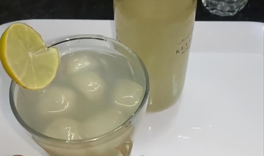 吃西餐前服务员都会送来柠檬水 (吃牛排时桌子上的柠檬水是干嘛的)