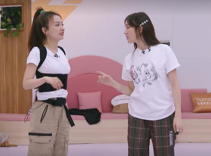 张雨绮腰疼,张雨绮脖子贴的什么