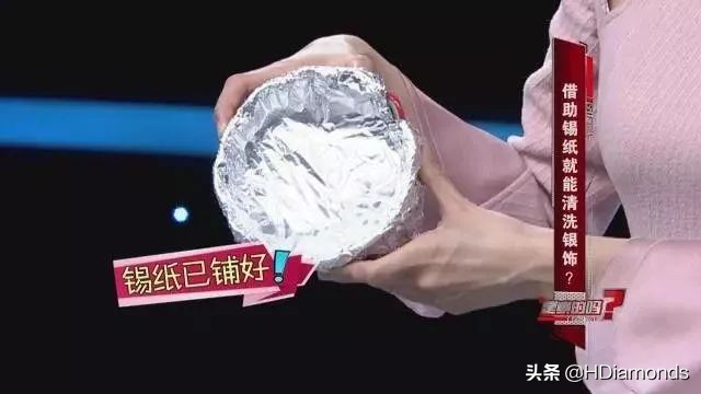 银饰常见变色问题,黄金吊坠挨着银饰变色了怎么办