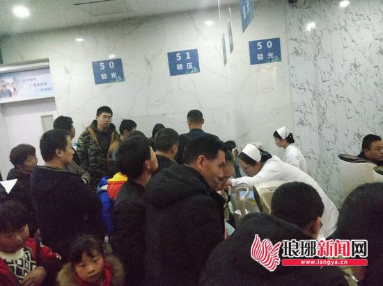 临近开学医院忙眼科门诊学生增多,临近开学医院忙眼科学生增多