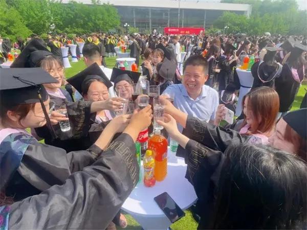 绿岛“毕业晚宴”如约而至，千名师生皆为《大三女生》演员