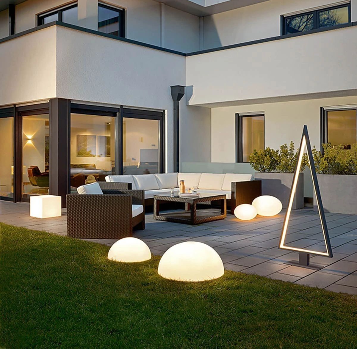 千万别让5块钱的小灯泡，毁了你价值500万的庭院花园