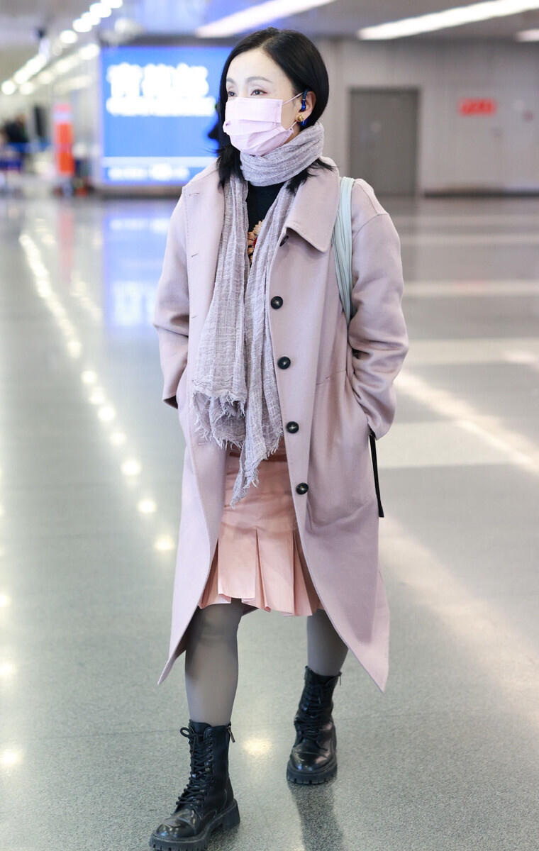 陶虹穿粉红裙很美,陶虹身穿流苏白裙气质十足