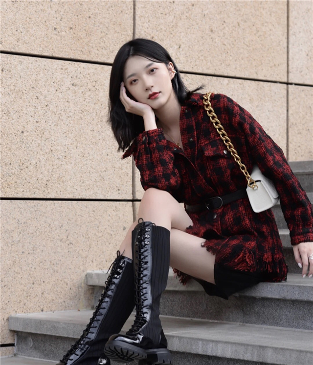 怎么把红色穿出不落俗套的时髦感,红色显土穿什么颜色好看