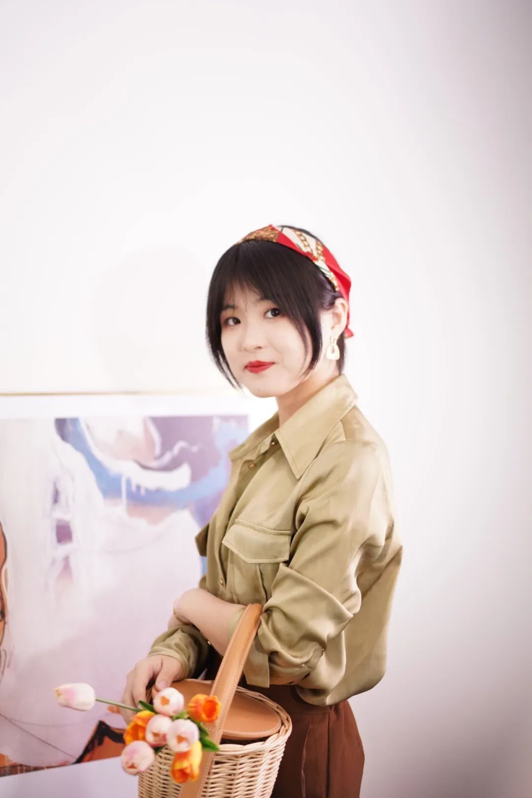 桑蚕丝丝巾春季怎样搭配衣服,春季长丝巾的系法简单又漂亮