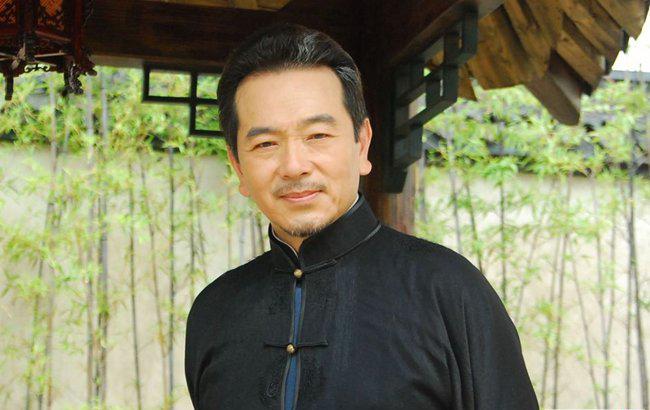 张晨光：演戏38年兢兢业业，捐款两千万无人问，64岁因直播被骂哭