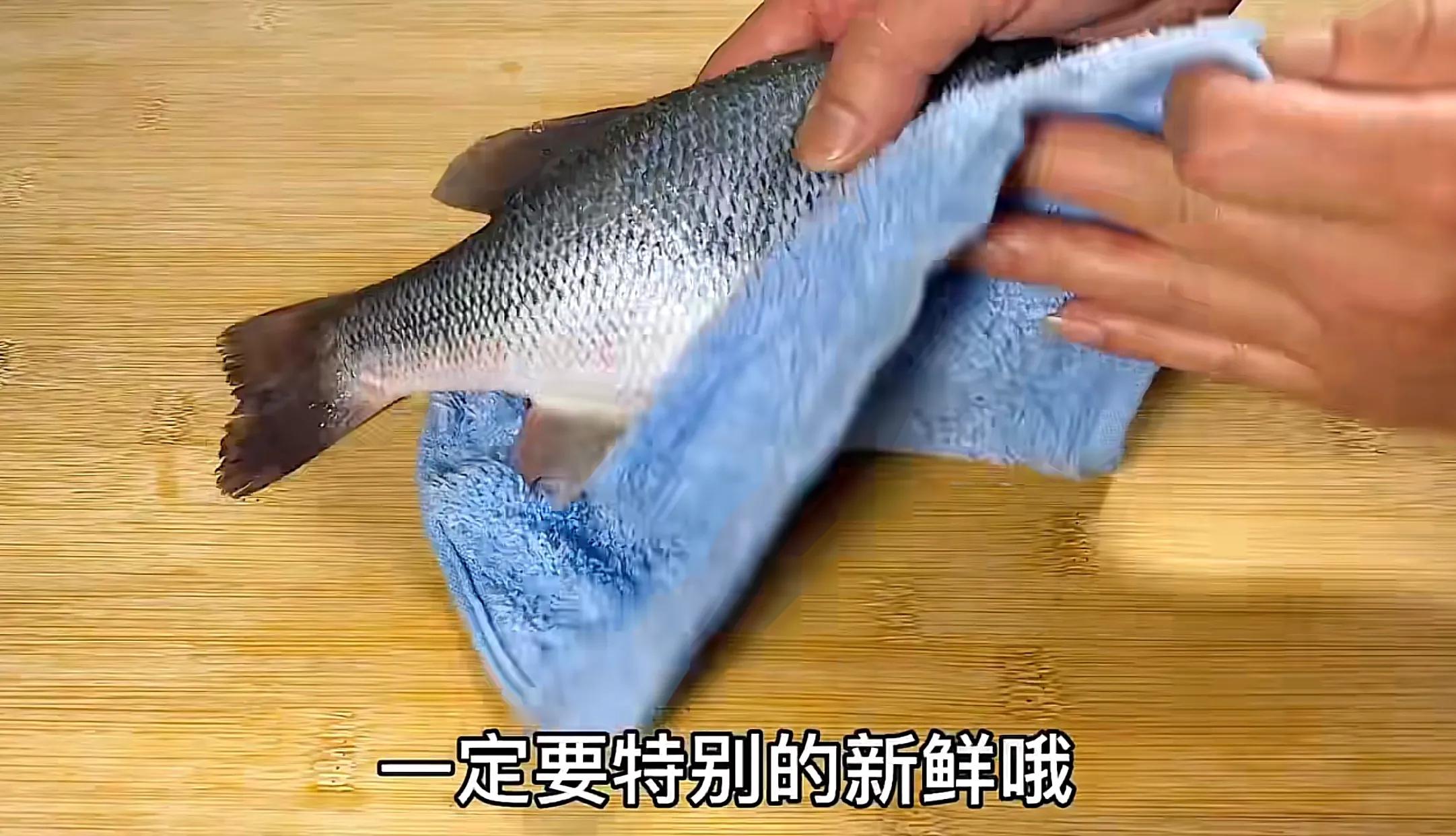 做清蒸鱼时万万不可放盐和料酒,清蒸鱼最忌放盐和料酒