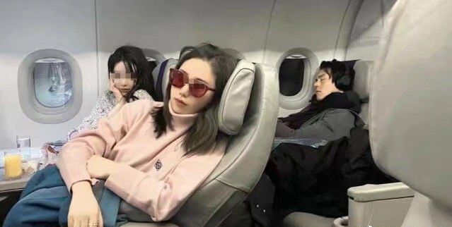 网友在飞机上偶遇杨幂,网友偶遇彭于晏机场安检