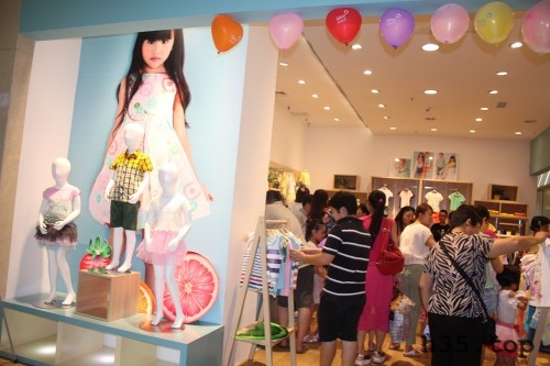 最新童装店双门头装修效果图,童装店怎么装修才有顾客