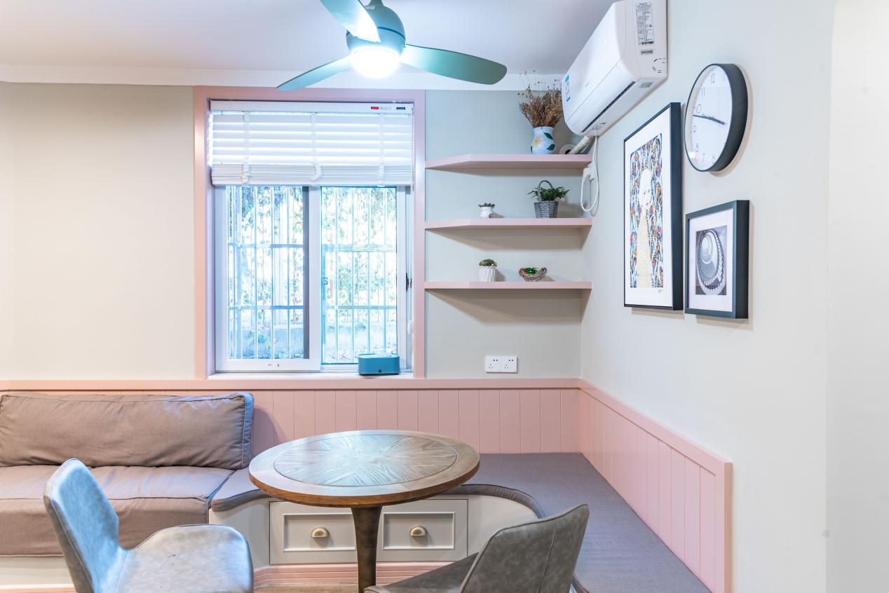 家庭聚餐时就怕餐桌小，有了这个随意拉伸的桌子，坐10人都没问题