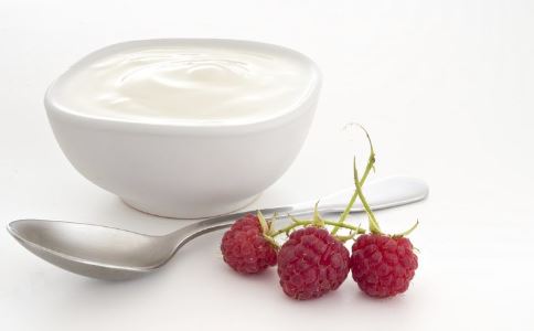 晚上喝牛奶容易爆痘吗,晚上喝牛奶的正确方法与禁忌