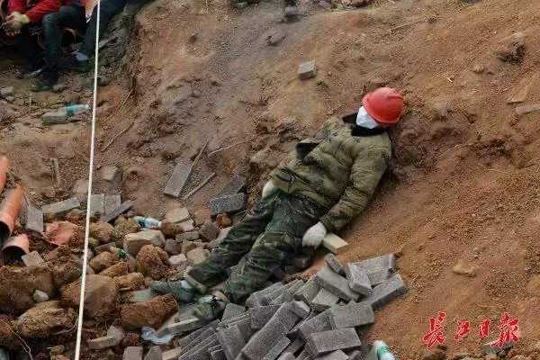 疫情面前,请看看他们......