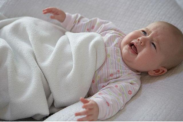 新生儿白天睡觉不踏实易惊醒哭闹,宝宝睡觉不安稳老是惊醒