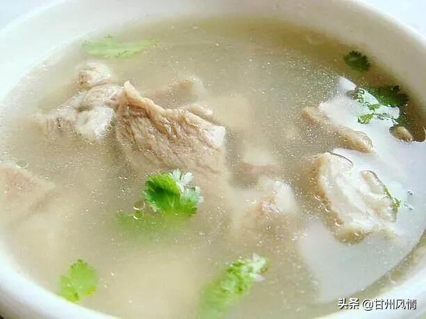 怎样煮出奶白色的羊肉汤,羊肉汤奶白色放的什么