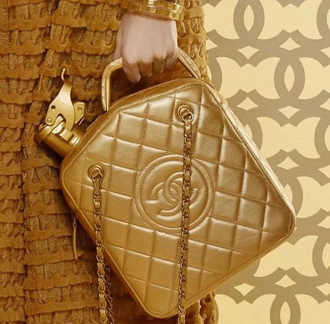 香奈儿把汽油桶、购物篮、香水瓶做成包,还敢卖上万元