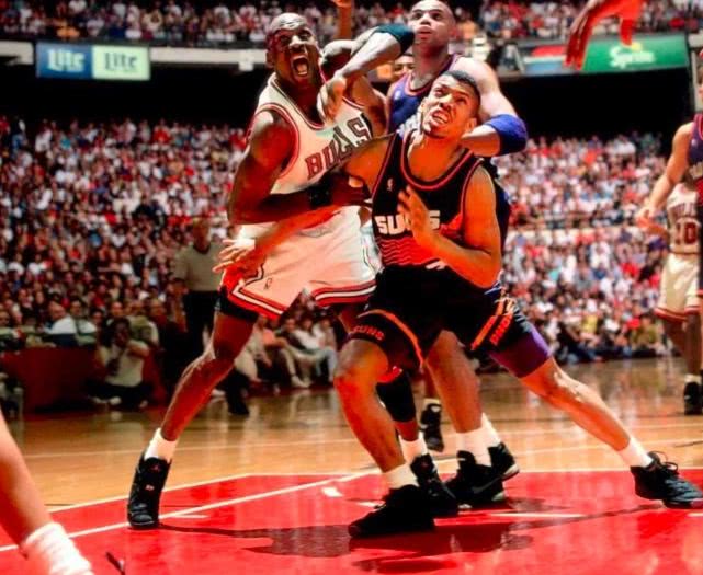 乔丹拿球全场嘘声,乔丹总决赛狂砍55分创个人纪录