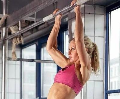 引体向上训练方法背部怎么发力,引体向上作为背部训练的经典动作