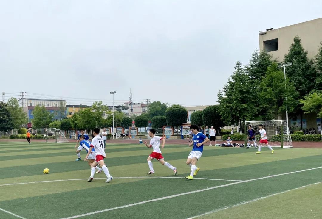 芳菲大地,绿茵赛场放飞足球梦