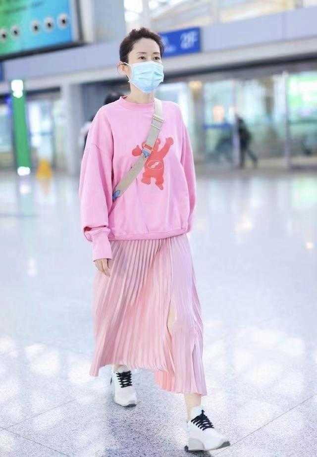 刘敏涛真没把自己当大婶,穿粉色卫衣配百褶裙,像小姑娘一样