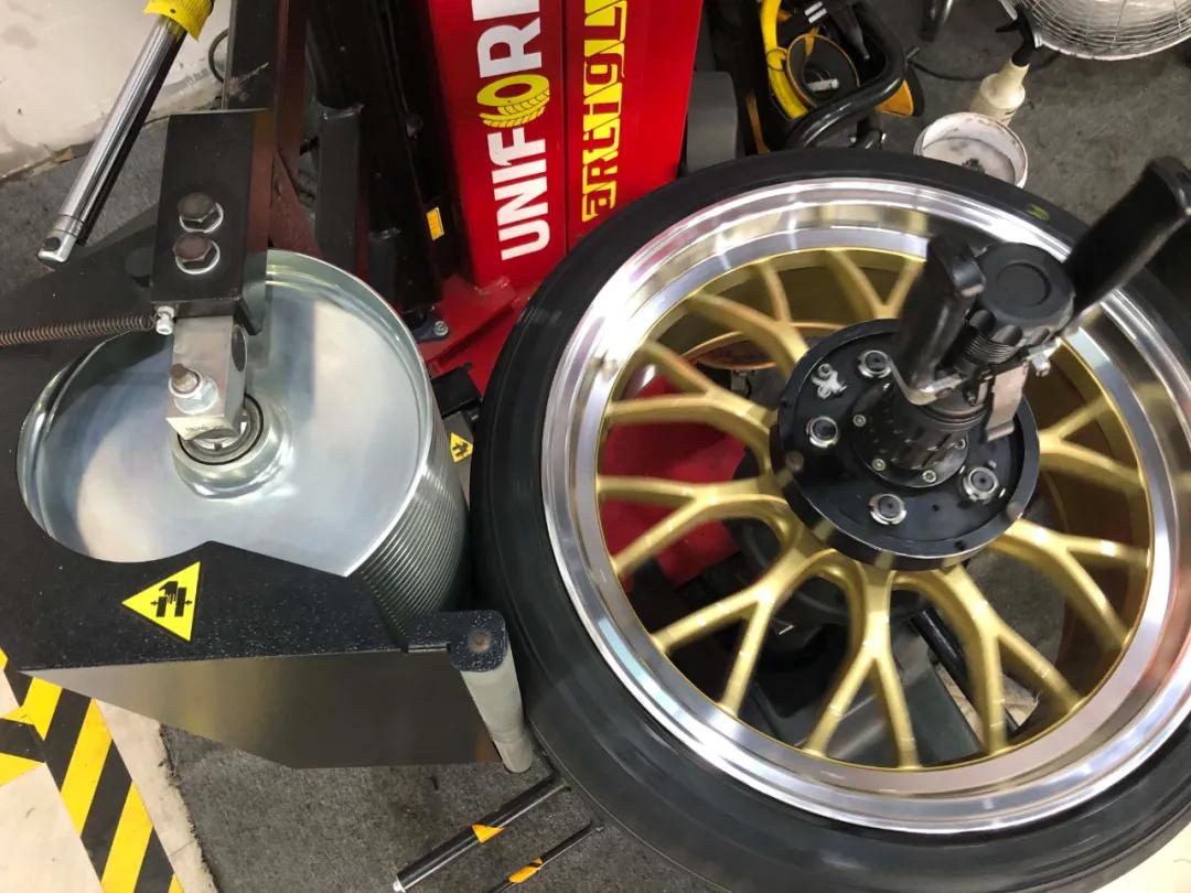 前轮换了新胎抖动是怎么回事,刚换的新轮胎为什么会瘪