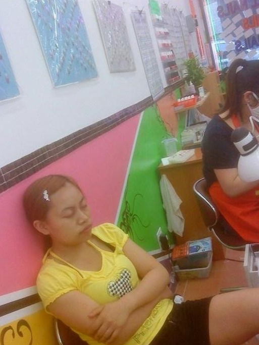 美国凤姐的真实生活,凤姐在洗脚店打工