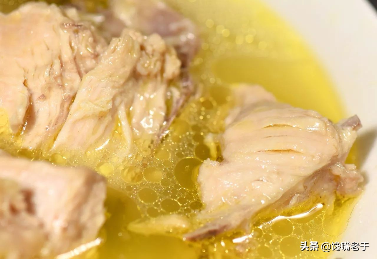 杀鸡时鸡肚里黄油是扔掉还是吃掉,杀鸡发现鸡肚子里有什么东西