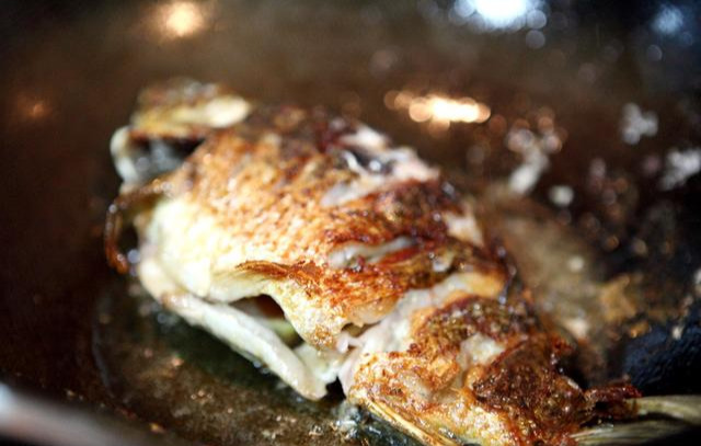 煎鱼入味不破皮全靠这招,煎鱼不掉皮的小诀窍