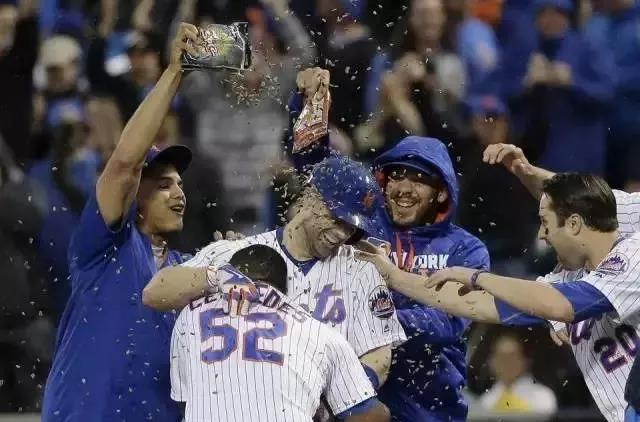 你精通嗑瓜子的艺术了没？当歪果仁开始学中国人嗑瓜子……