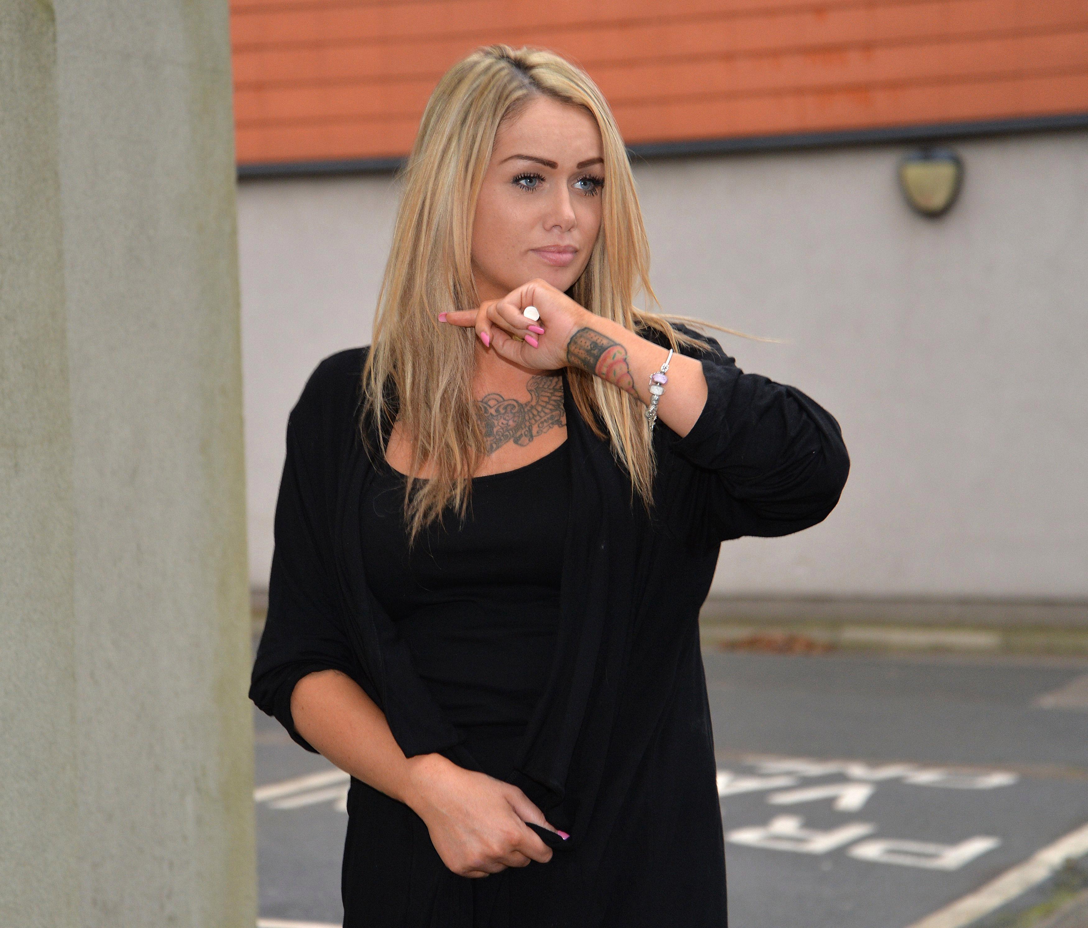 美国情侣酒后失德，旁若无人在披萨店发生关系，不雅视频疯传网络