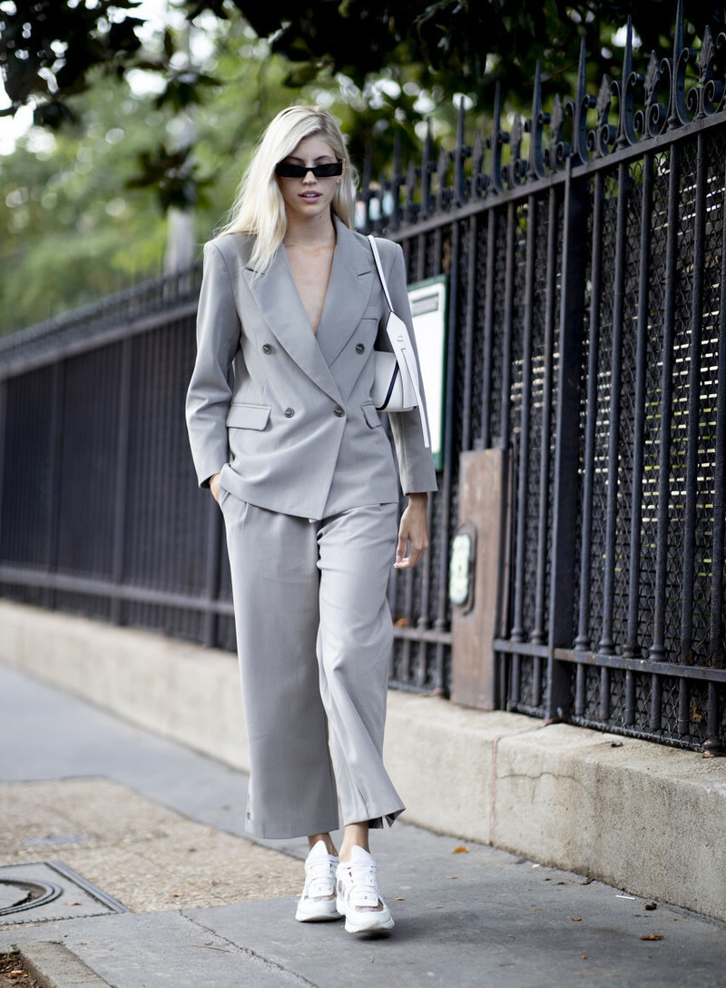 灰色裤子配什么颜色上衣最好看,灰色裤子配什么色的上衣好看