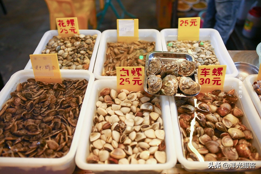 中国最小镇,居民都来自越南,楼顶一年四季插着中国*旗国**