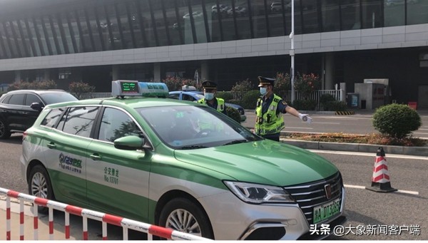 黑车上路行驶交警查到怎么处罚,多名执法人员查处黑车