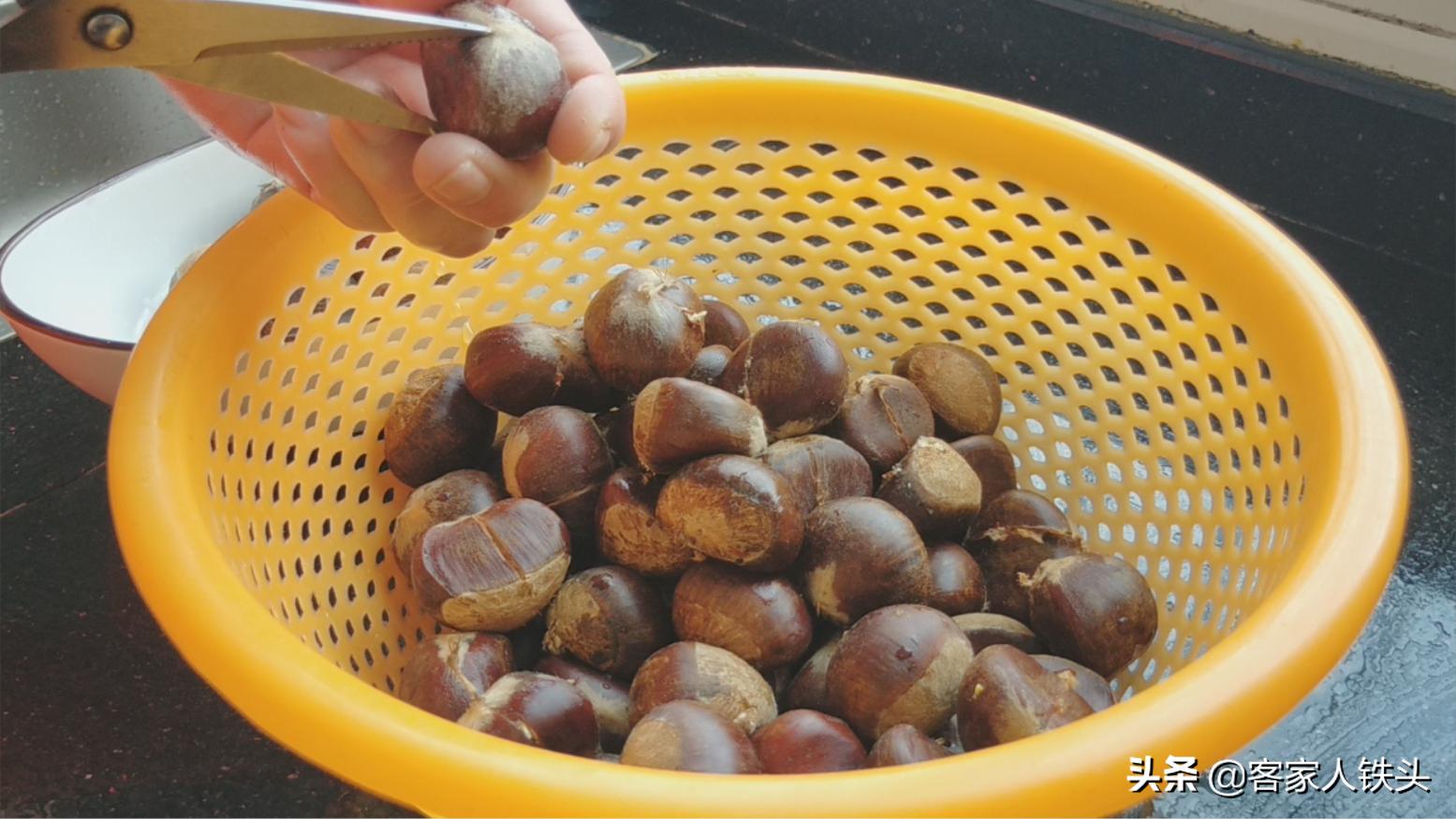 天冷来碗乌骨鸡的鸡汤,天冷了来碗暖心又暖胃的鸡汤吧