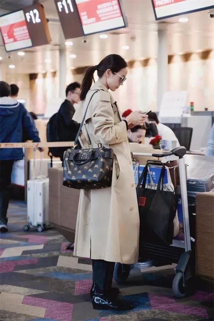 购买新款女性包包,女子买新包