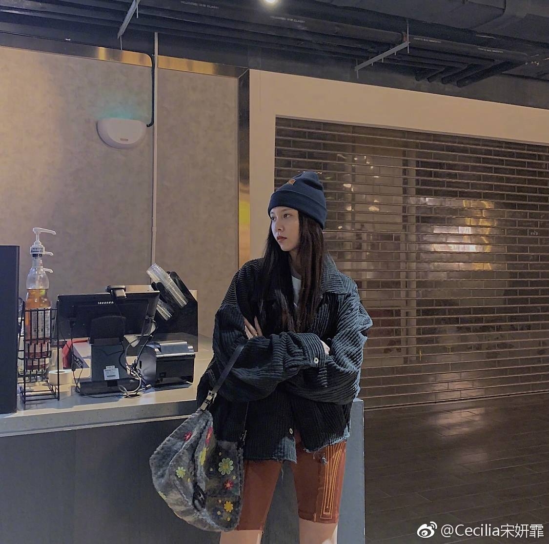 宋妍霏堪称时髦甜酷女孩穿搭范本,宋妍霏短发造型