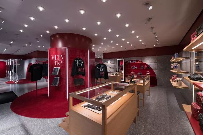 “Valentino红”降临东京，冠希哥说最近的生活“888”