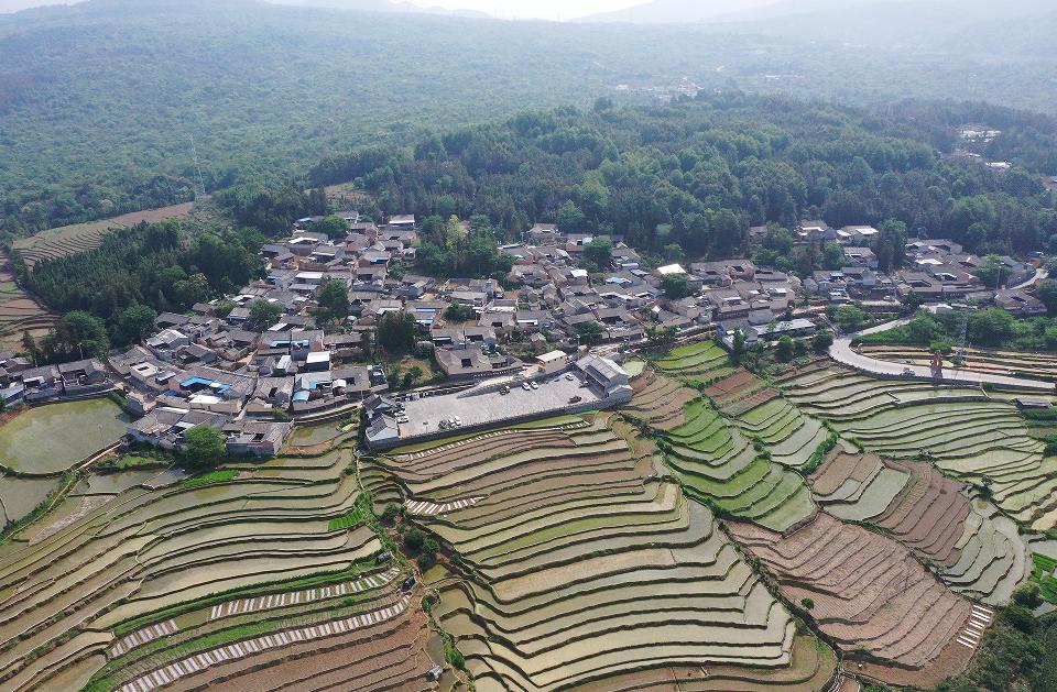 腾冲甘蔗寨：振兴路上*党**旗红古道佤乡换新颜